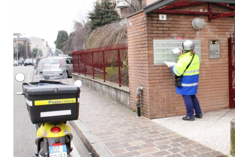 Un postino al lavoro