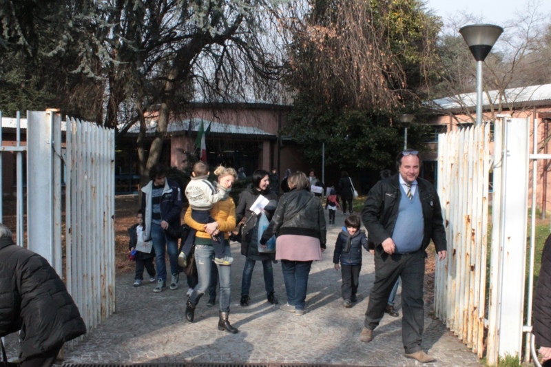 Alcuni genitori all’uscita della materna Nobili di via   Cagnola.