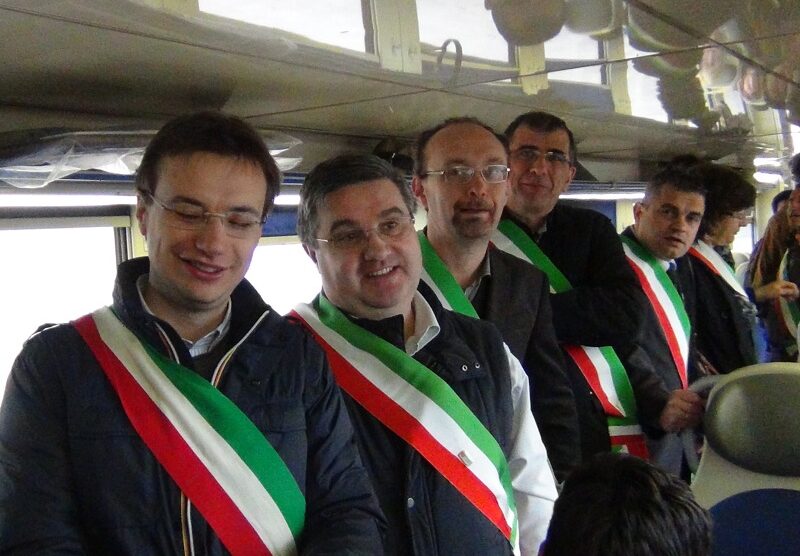 La protesta dei sindaci del Lecchese treni