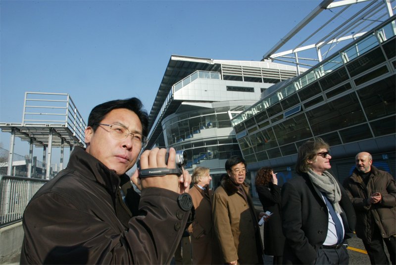 Turisti stranieri in visita all’autodromo