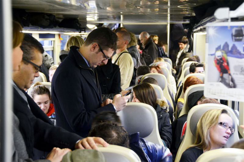 In v iaggio sulla Milano-Lecco via Carnate. Nelle ore di punta solo posti in piedi