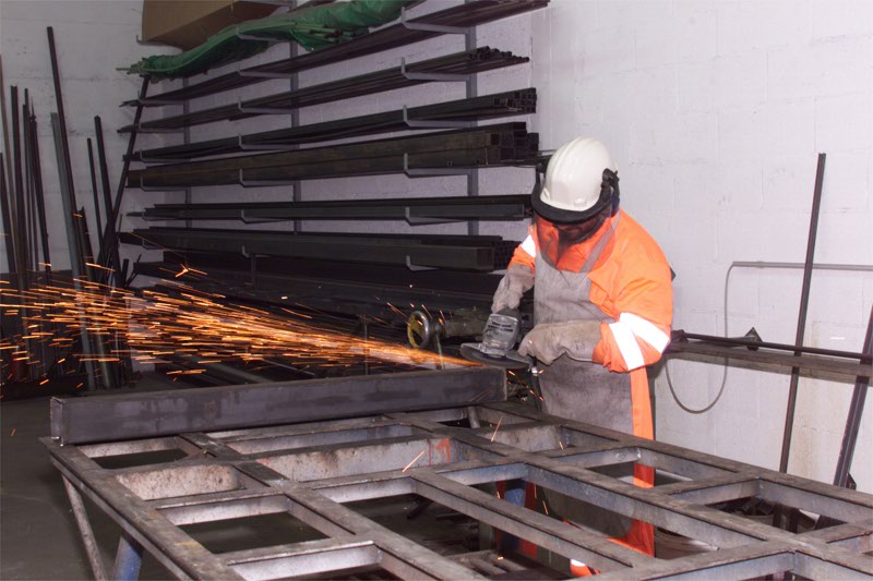 Al lavoro in una officina brianzola