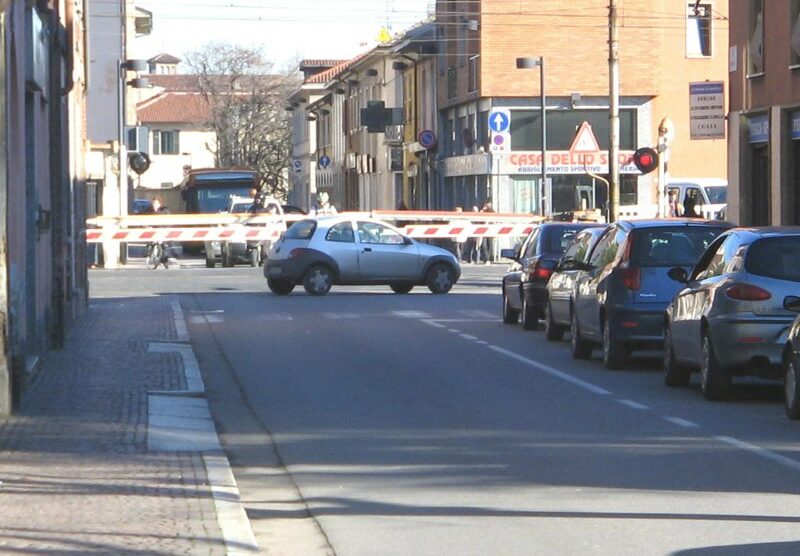 Varedo, il passaggio a livello di via Umberto I