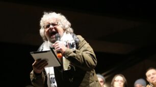 Beppe Grillo nel febbraio 2013 in piazza Cambiaghi durante lo “tsunami tour”