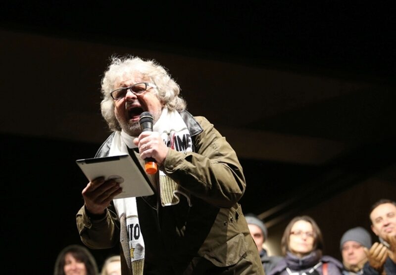 Beppe Grillo nel febbraio 2013 in piazza Cambiaghi durante lo “tsunami tour”