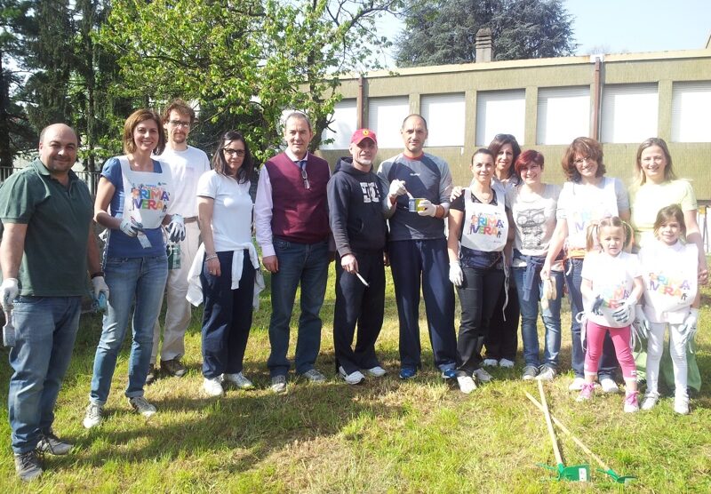 Genitori e bambini della scuola elementare Rodari