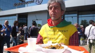 Il pranzo di protesta davanti alla sede vimercatese di Alcatel