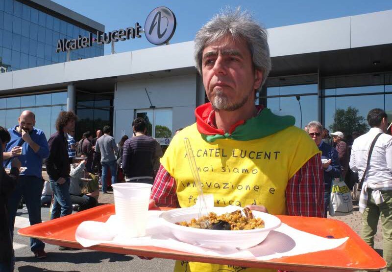 Il pranzo di protesta davanti alla sede vimercatese di Alcatel