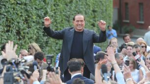 Silvio Berlusconi davanti ai cancelli di villa San Martino ad Arcore