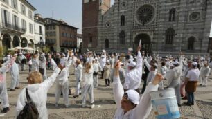 Monza, duecento in piazza Duomo contro gli imbrattatori.