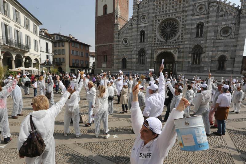 Monza, duecento in piazza Duomo contro gli imbrattatori.