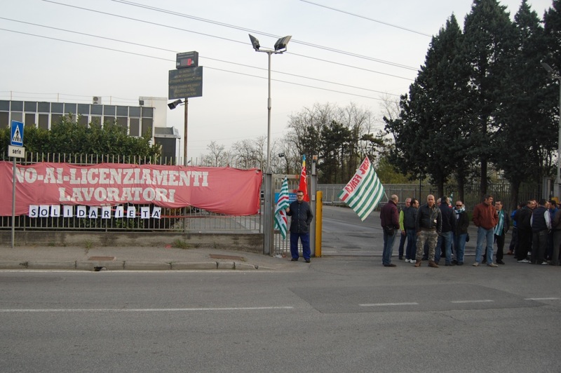 Caponago, lo sciopero dei lavoratori Macplast