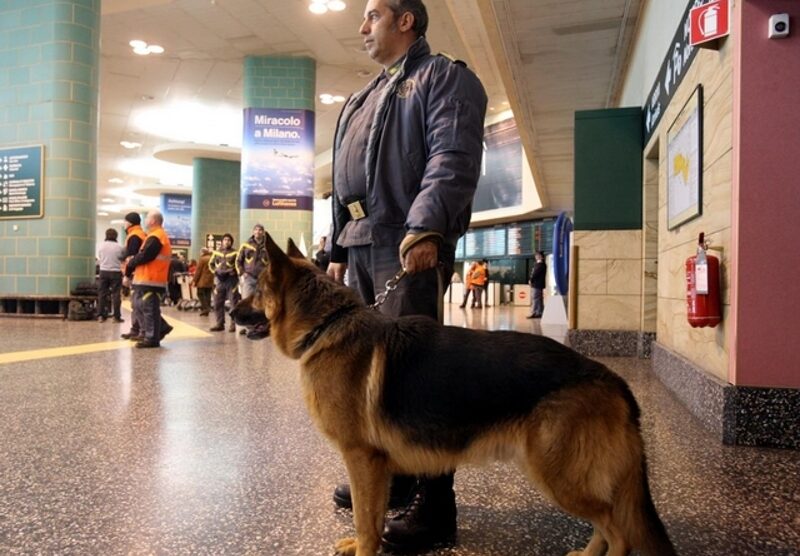 Un finanziere all’aeroporto di Malpensa