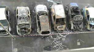Le auto bruciate in via Fratelli Ceervi