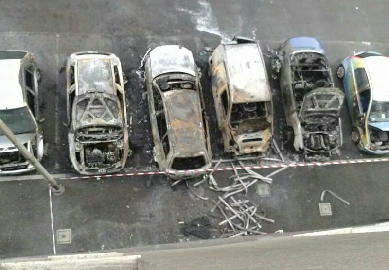 Le auto bruciate in via Fratelli Ceervi