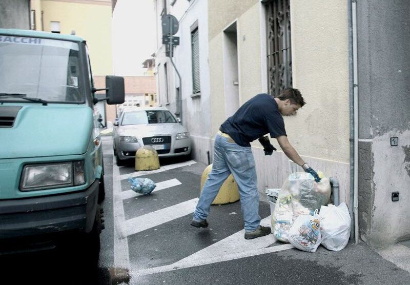 La tassa per la raccolta rifiuti scenderà (foto Vismara)