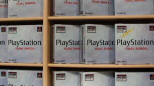 Nasconde la droga nella scatola della Playstation