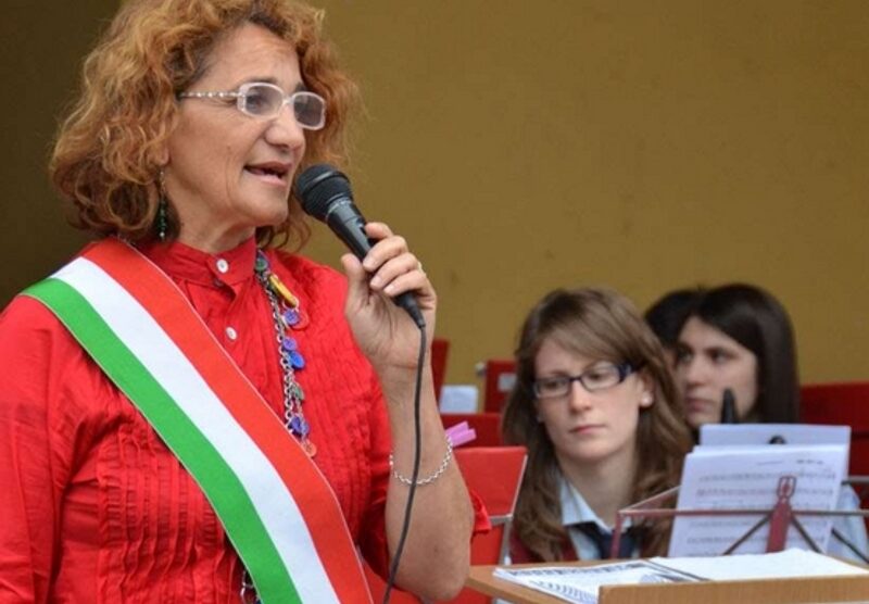 La cittadinanza onoraria è stata consegnata ai 10  ragazzi stranieri dal sindaco Rosalba Colombo.