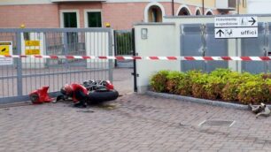 Cremella. La moto di Luciano Ramaci finita contro il cancello della ditta.