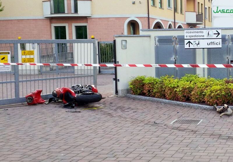 Cremella. La moto di Luciano Ramaci finita contro il cancello della ditta.