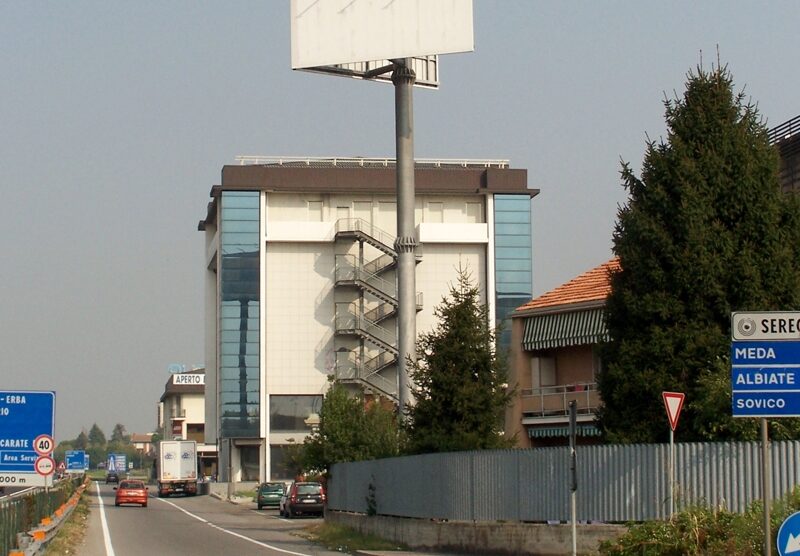 Il totem pubblicitario come si presentava nelle vicinanze della statale 36