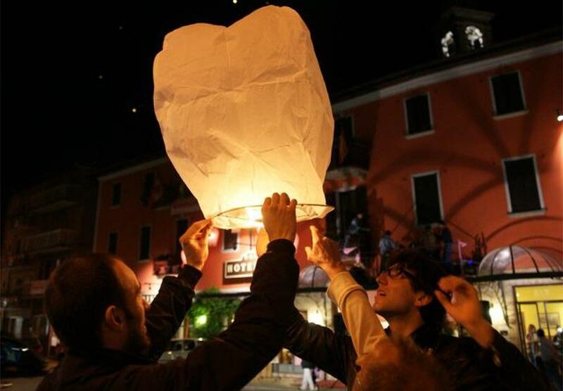 La lanterna pochi istanti prima di essere lasciata libera nel cielo