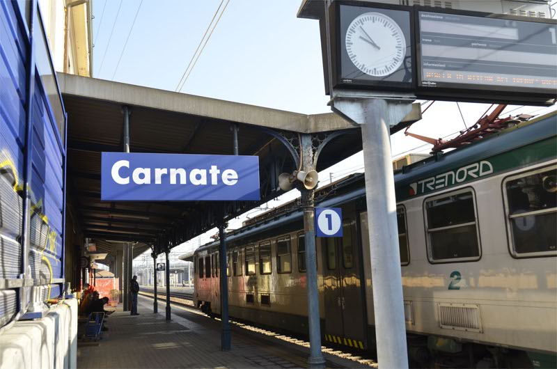 Treno in transito alla stazione di Carnate