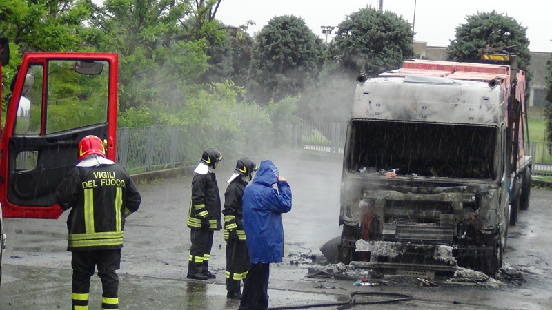 La motrice del camion distrutta