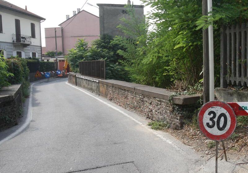 Il passaggio sopra la ferrovia in via Medici a Monza