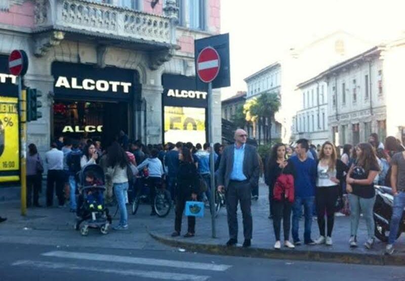 Flal davanti al negozio di abbigliamento di Monza