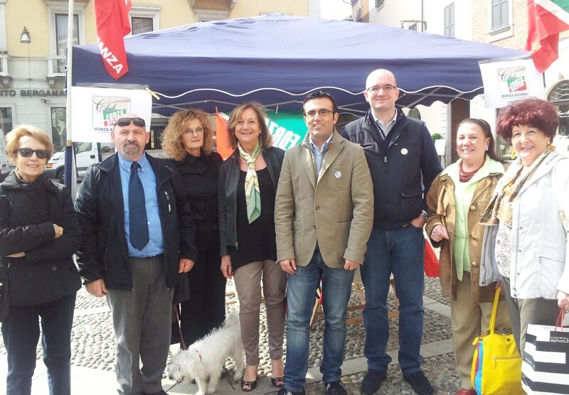 La postazione del club Forza Silvio Monza Azzurra.