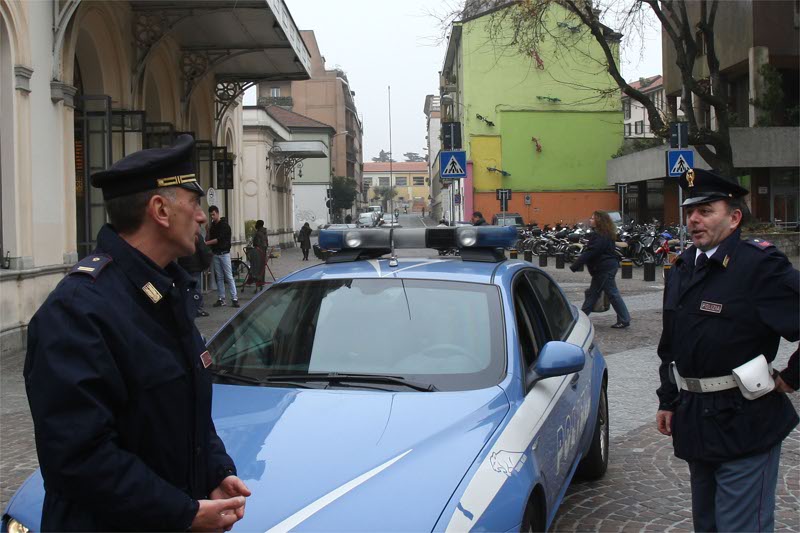 Gli agenti della polizia di stato di Monza