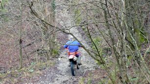 In moto sulle mulattiere e nei boschi: la Regione vota una deroga, petizione online del Cai Lombardia