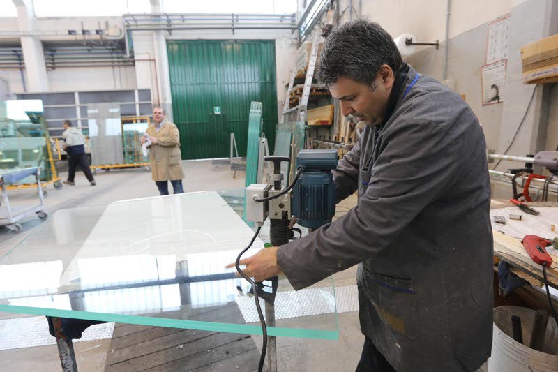 Al lavoro in una officina brianzola