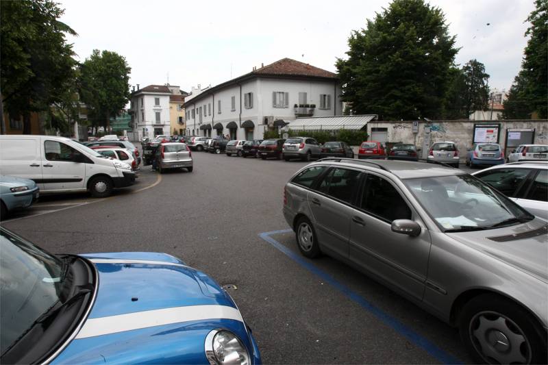 Monza, parcheggi in piazza Anita Garibaldi