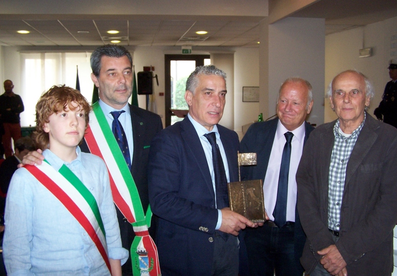 Seregno - La consegna del premio 25 aprile a Francesco Scalise, vicequestore (foto Colzani)