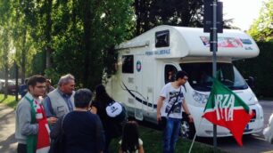 Arcore, il camper fuori villa San Martino in attesa della decisione del tribunale di sorveglianza su Berlusconi