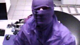 Uno dei cinque ladri ripreso dalle telecamere della videosorveglianza.
