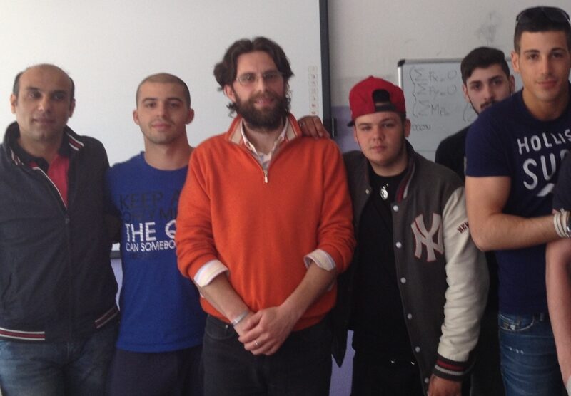 L'insegnante di religione,  Lorenzo Fossati, al centro della foto col  maglione arancione.
