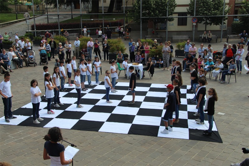 La scacchiera in piazza  a Bellusco