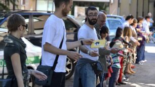 La catena umana che ha portato i libri verso la nuova biblioteca