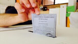 Al voto nel seggio di via Raiberti a Monza