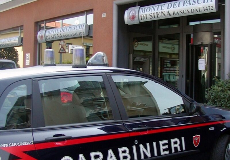 Carabinieri davanti a uno sportello del Monte dei Paschi