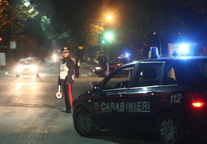 I carabinieri impegnati in un posto di controllo notturno
