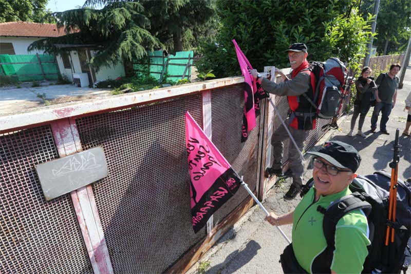 D’Ippolito e Marchiori davanti al luogo dove fu bruciato il corpo di  Lea Garofalo, a Monza