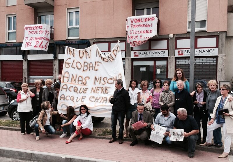 I residenti della zona che protestano contro le barriere