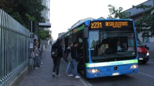 Un pullman di linea alla fermata di Seregno