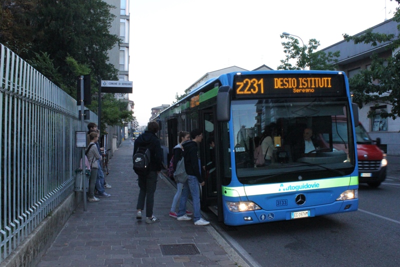 Un pullman di linea alla fermata di Seregno