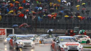 Danni alla pista di Monza, pista presa a picconate