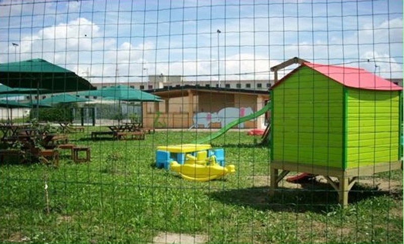 La nuova area verde per bambini attrezzata nel carcere di Monza